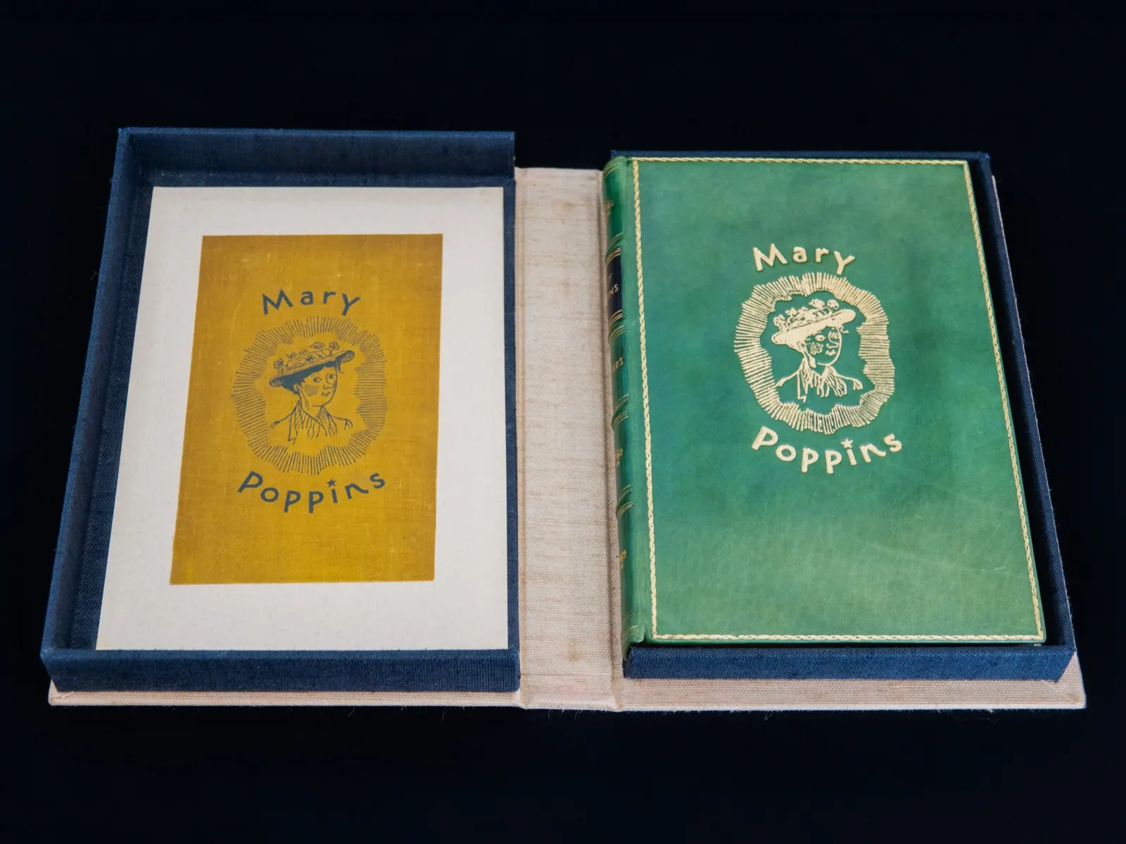 Mary Poppins in cofanetto: rilegatura in vitello verde e pannello di tela originale